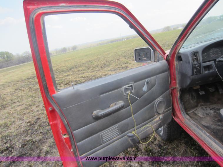 image for item C5421 1995 Nissan XE pickup truck