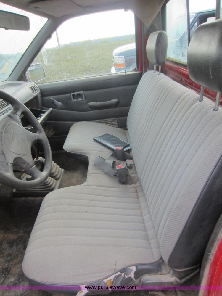 image for item C5421 1995 Nissan XE pickup truck