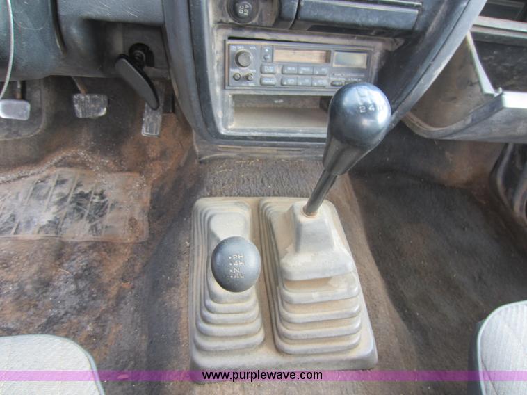 image for item C5421 1995 Nissan XE pickup truck