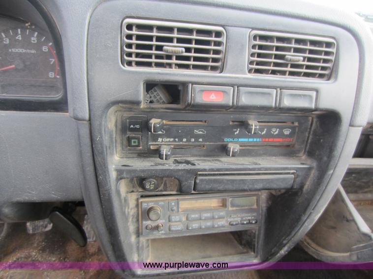 image for item C5421 1995 Nissan XE pickup truck