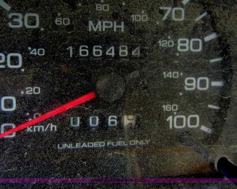 image for item C5421 1995 Nissan XE pickup truck