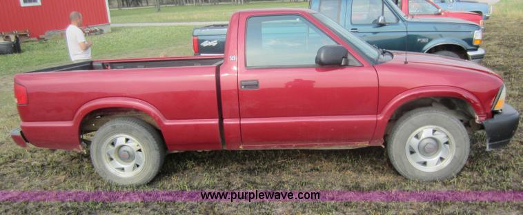image for item C5423 2000 GMC Sonoma pickup truck