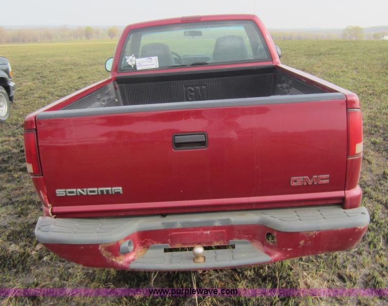 image for item C5423 2000 GMC Sonoma pickup truck