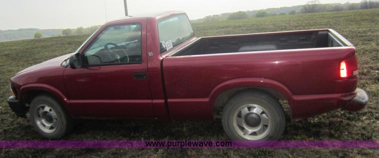 image for item C5423 2000 GMC Sonoma pickup truck