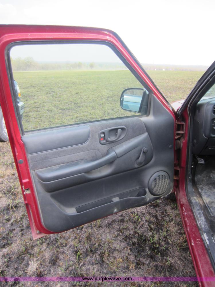 image for item C5423 2000 GMC Sonoma pickup truck