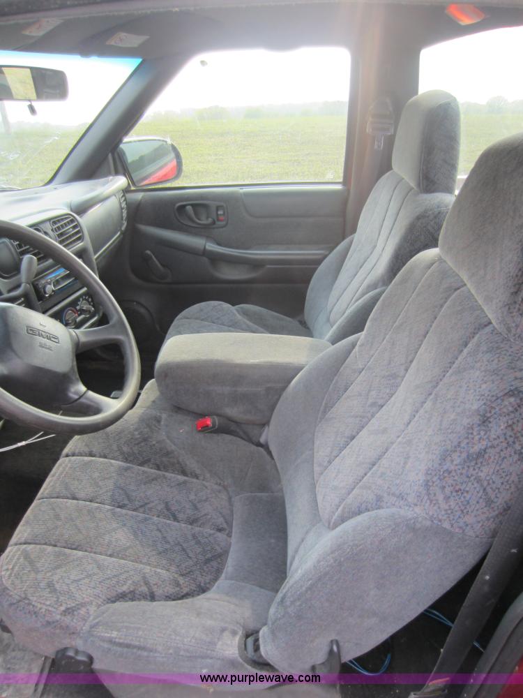 image for item C5423 2000 GMC Sonoma pickup truck