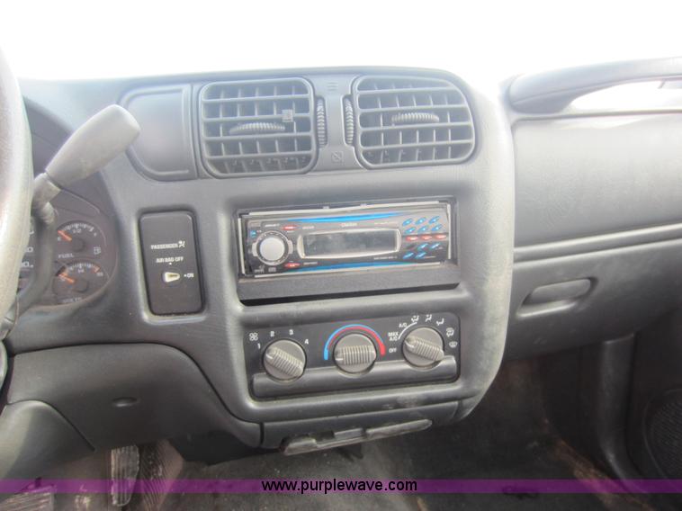 image for item C5423 2000 GMC Sonoma pickup truck