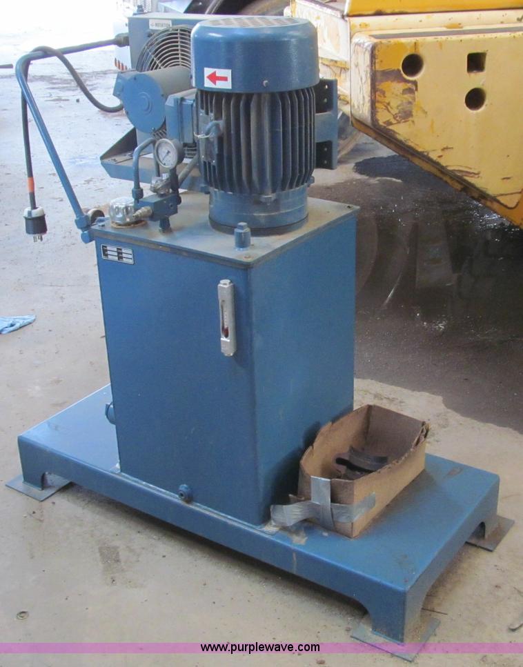 image for item D3079 2005 Baker Blue Streak stationary band sawmill