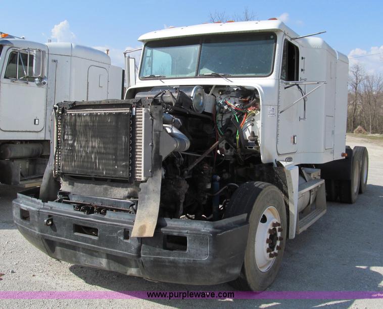 image for item D3107 2001 Freightliner FLD120 semi truck