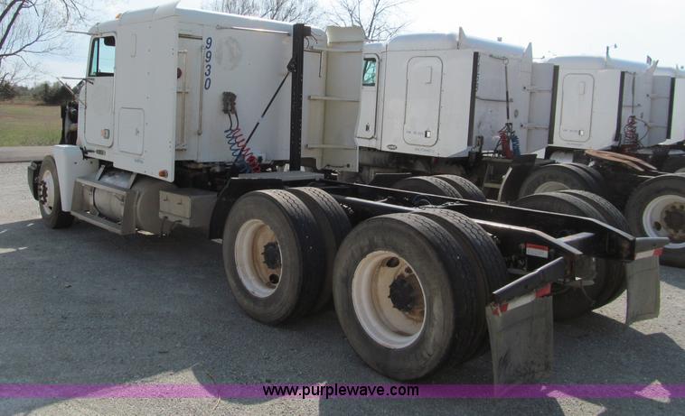 image for item D3107 2001 Freightliner FLD120 semi truck