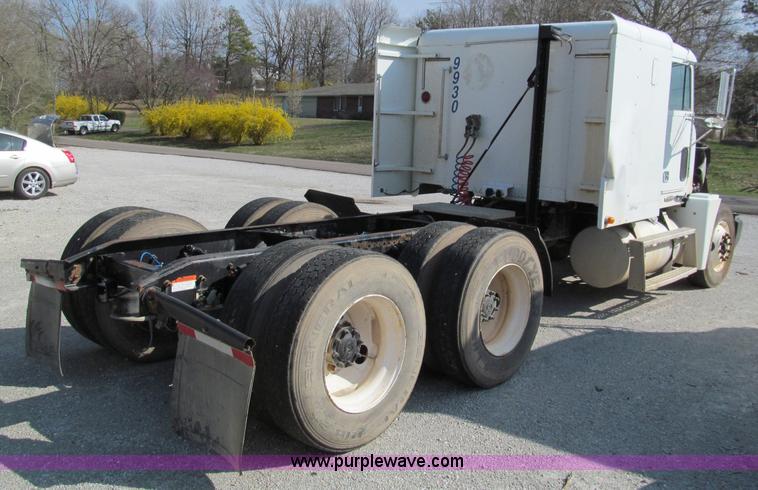 image for item D3107 2001 Freightliner FLD120 semi truck