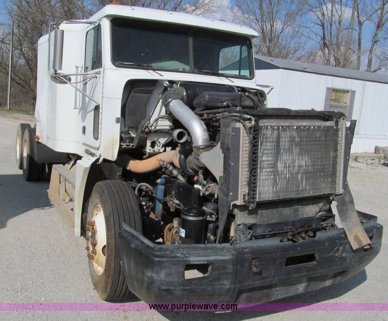 image for item D3107 2001 Freightliner FLD120 semi truck