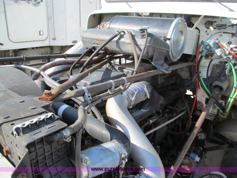 image for item D3107 2001 Freightliner FLD120 semi truck