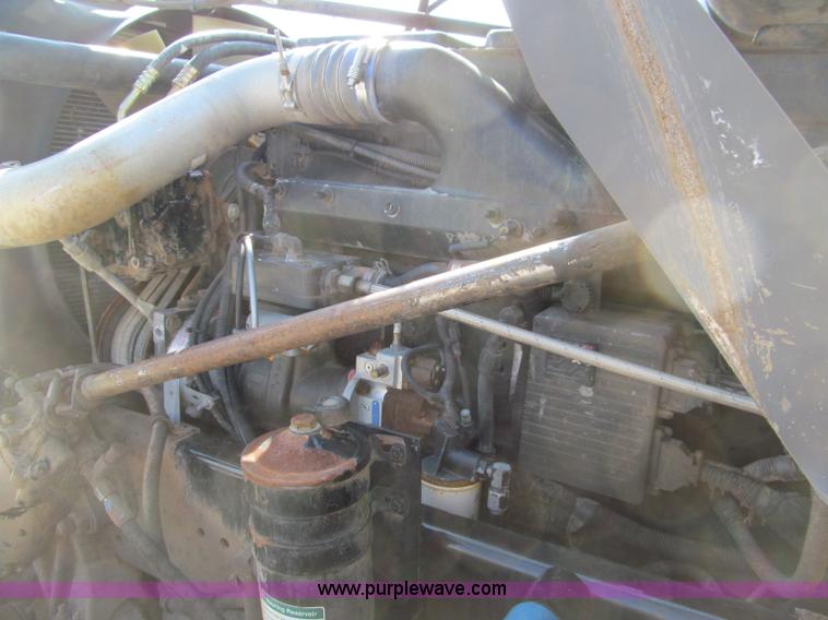 image for item D3107 2001 Freightliner FLD120 semi truck