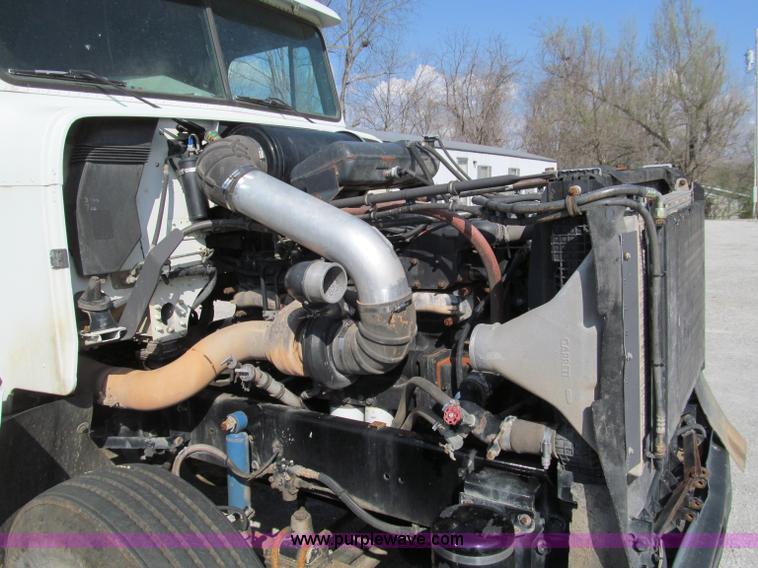 image for item D3107 2001 Freightliner FLD120 semi truck