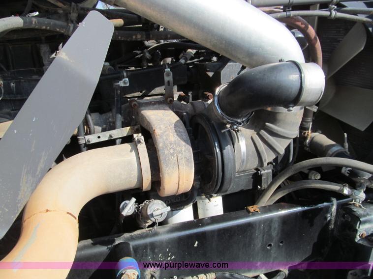 image for item D3107 2001 Freightliner FLD120 semi truck