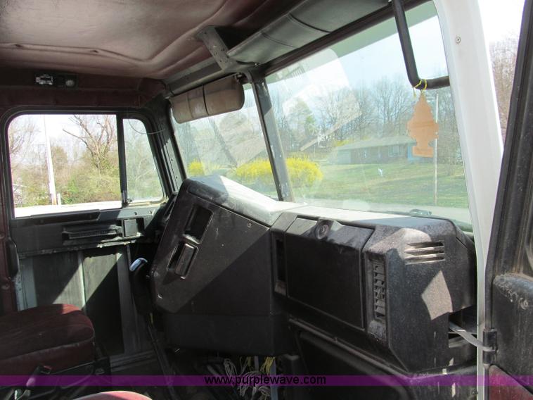 image for item D3107 2001 Freightliner FLD120 semi truck