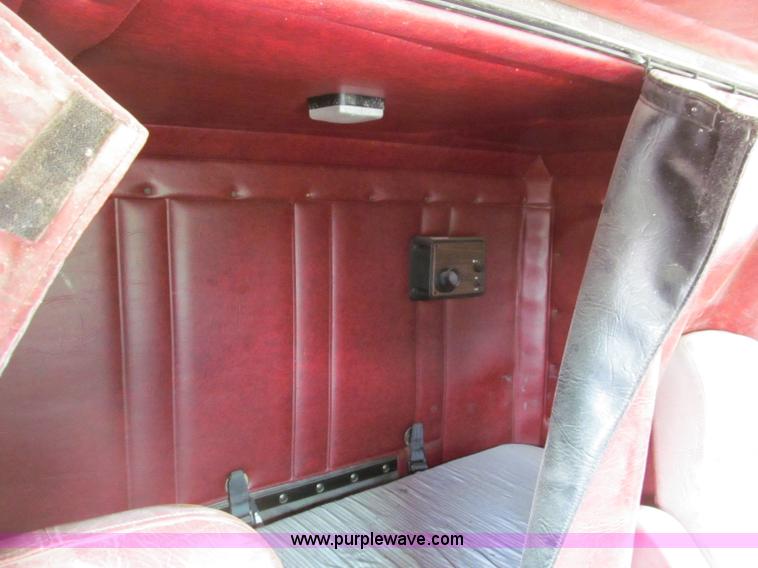 image for item D3107 2001 Freightliner FLD120 semi truck