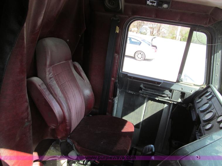 image for item D3107 2001 Freightliner FLD120 semi truck