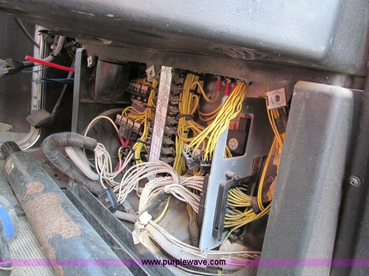 image for item D3107 2001 Freightliner FLD120 semi truck