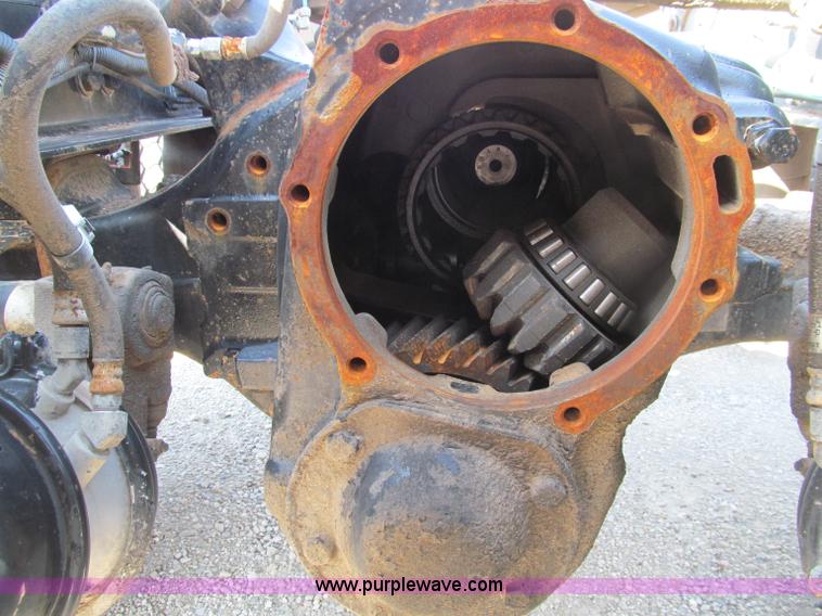 image for item D3107 2001 Freightliner FLD120 semi truck