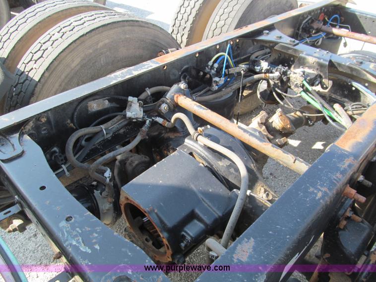 image for item D3107 2001 Freightliner FLD120 semi truck