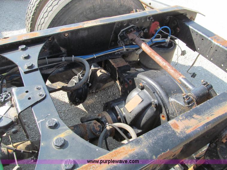 image for item D3107 2001 Freightliner FLD120 semi truck