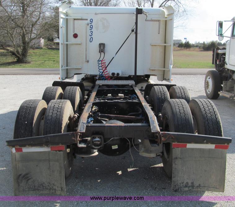 image for item D3107 2001 Freightliner FLD120 semi truck