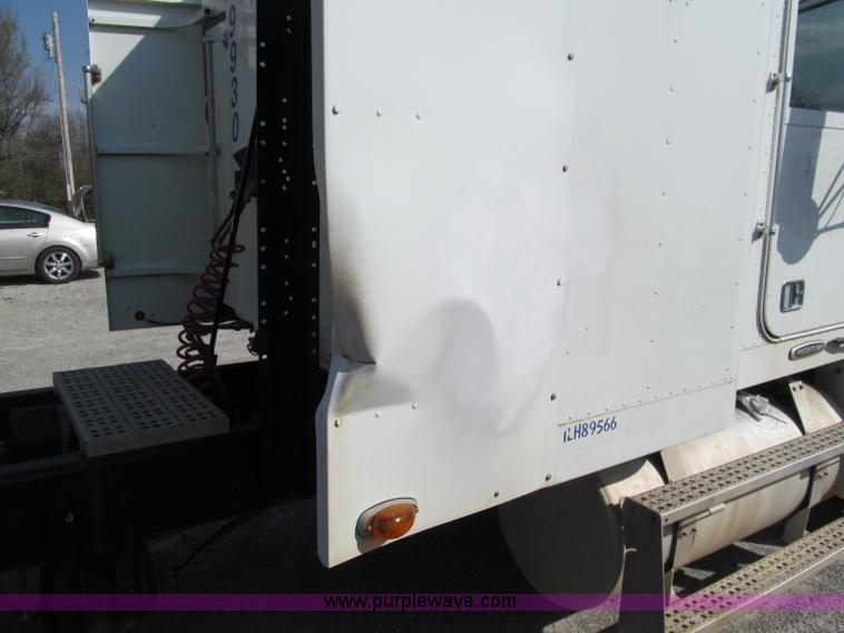 image for item D3107 2001 Freightliner FLD120 semi truck