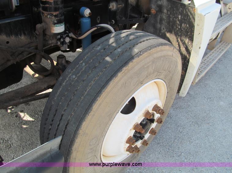 image for item D3107 2001 Freightliner FLD120 semi truck