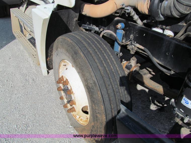 image for item D3107 2001 Freightliner FLD120 semi truck