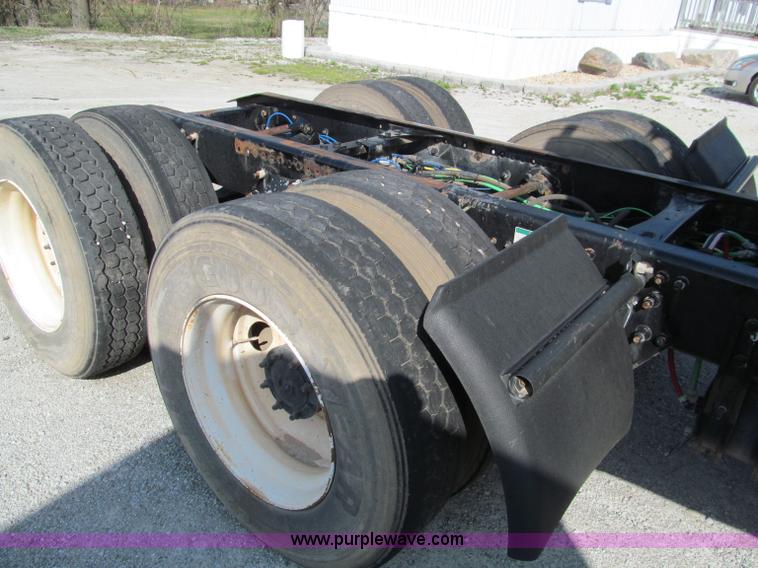 image for item D3107 2001 Freightliner FLD120 semi truck