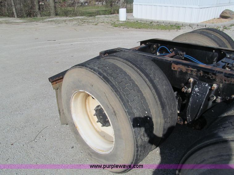 image for item D3107 2001 Freightliner FLD120 semi truck