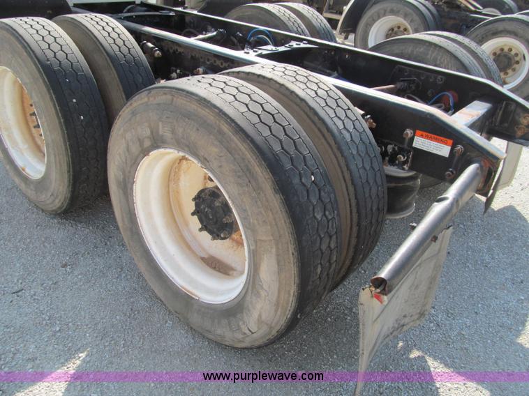 image for item D3107 2001 Freightliner FLD120 semi truck