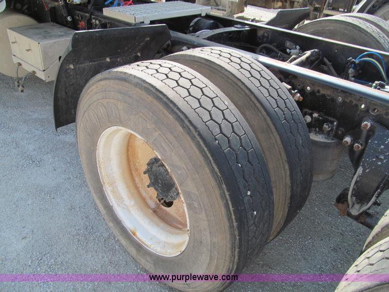 image for item D3107 2001 Freightliner FLD120 semi truck