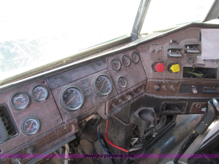 image for item D3107 2001 Freightliner FLD120 semi truck