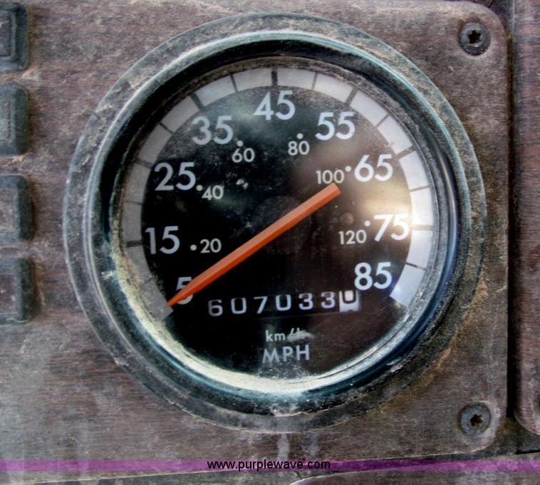 image for item D3107 2001 Freightliner FLD120 semi truck