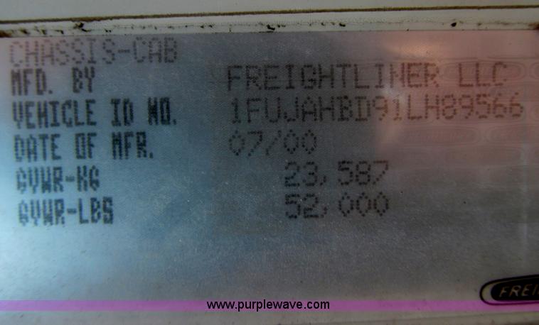 image for item D3107 2001 Freightliner FLD120 semi truck