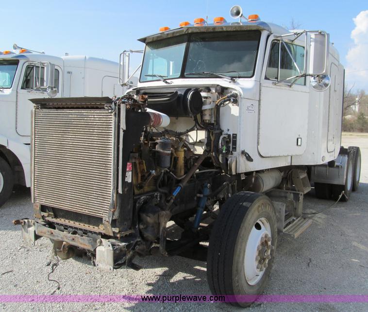image for item D3108 2000 Peterbilt 377 semi truck
