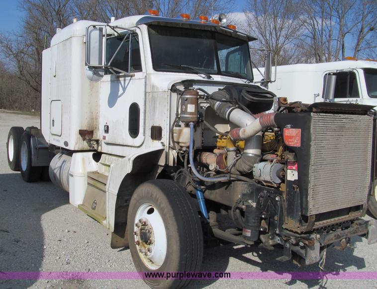 image for item D3108 2000 Peterbilt 377 semi truck