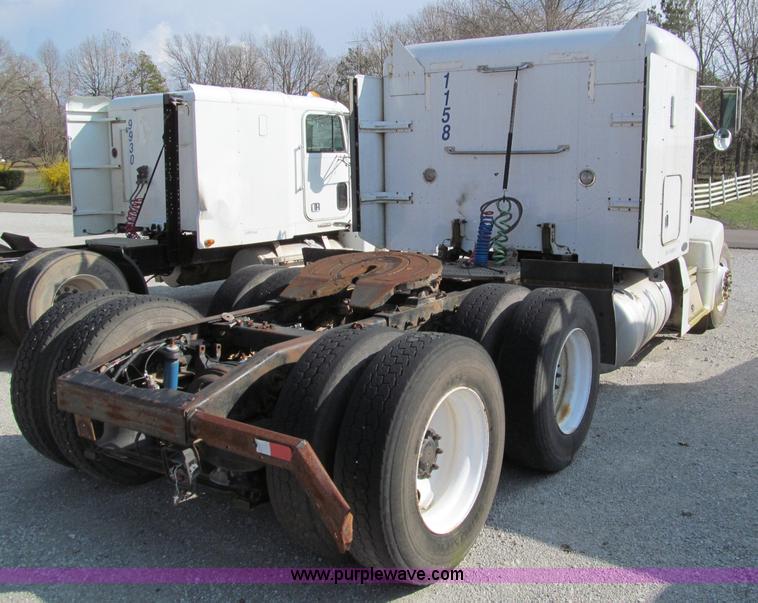 image for item D3108 2000 Peterbilt 377 semi truck
