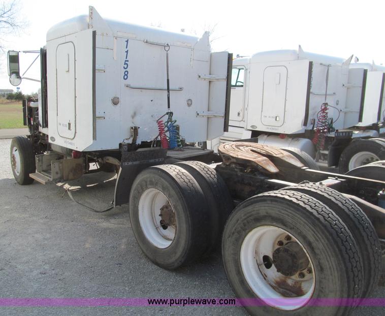 image for item D3108 2000 Peterbilt 377 semi truck