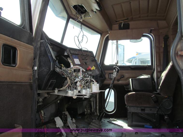 image for item D3108 2000 Peterbilt 377 semi truck