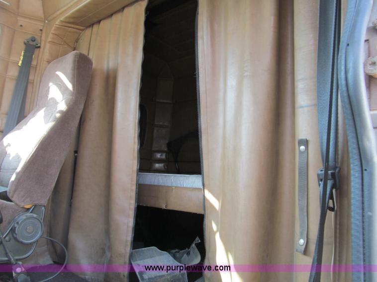 image for item D3108 2000 Peterbilt 377 semi truck