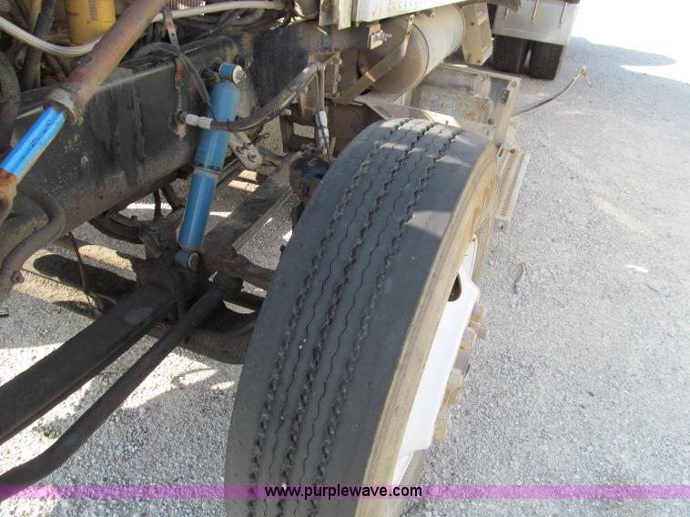 image for item D3108 2000 Peterbilt 377 semi truck