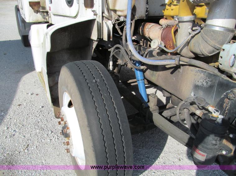 image for item D3108 2000 Peterbilt 377 semi truck