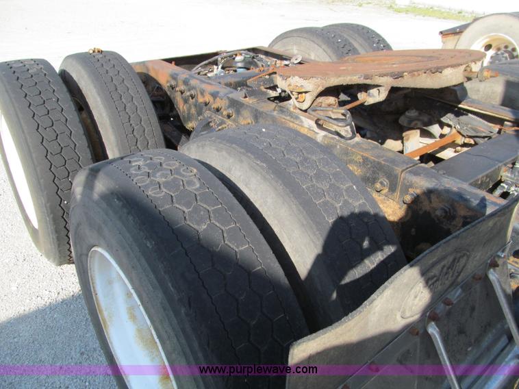 image for item D3108 2000 Peterbilt 377 semi truck