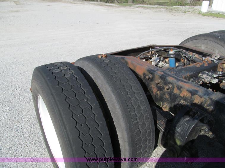 image for item D3108 2000 Peterbilt 377 semi truck