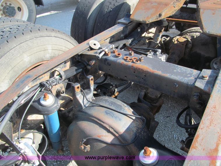 image for item D3108 2000 Peterbilt 377 semi truck