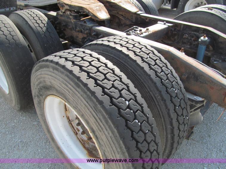 image for item D3108 2000 Peterbilt 377 semi truck